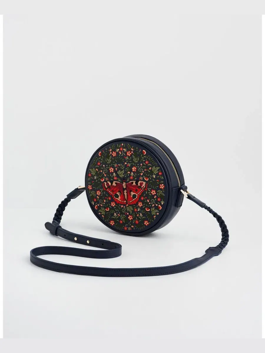 Сумка-круглая с вышивкой бабочки Chloe Admiral Circle Bag Fable England — изображение 5 из 7, темно-синий