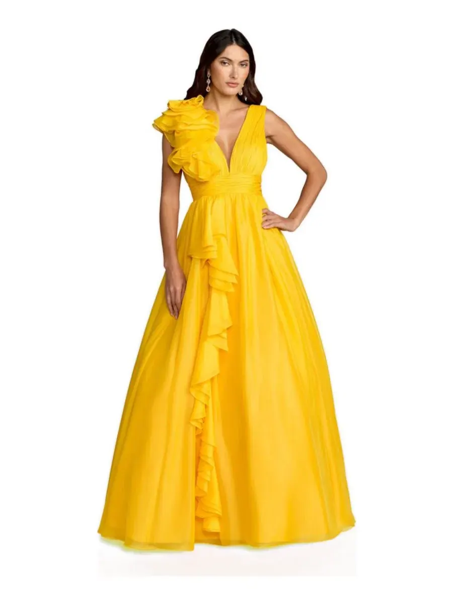 Вечернее платье с рюшем на плече, с V-образным вырезом, модель One-Shoulder Ruffle Ball Gown Mac — изображение 1 из 3