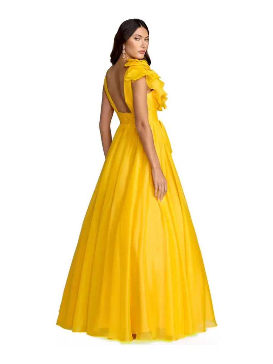 Вечернее платье с рюшем на плече, с V-образным вырезом, модель One-Shoulder Ruffle Ball Gown Mac — изображение 2 из 3