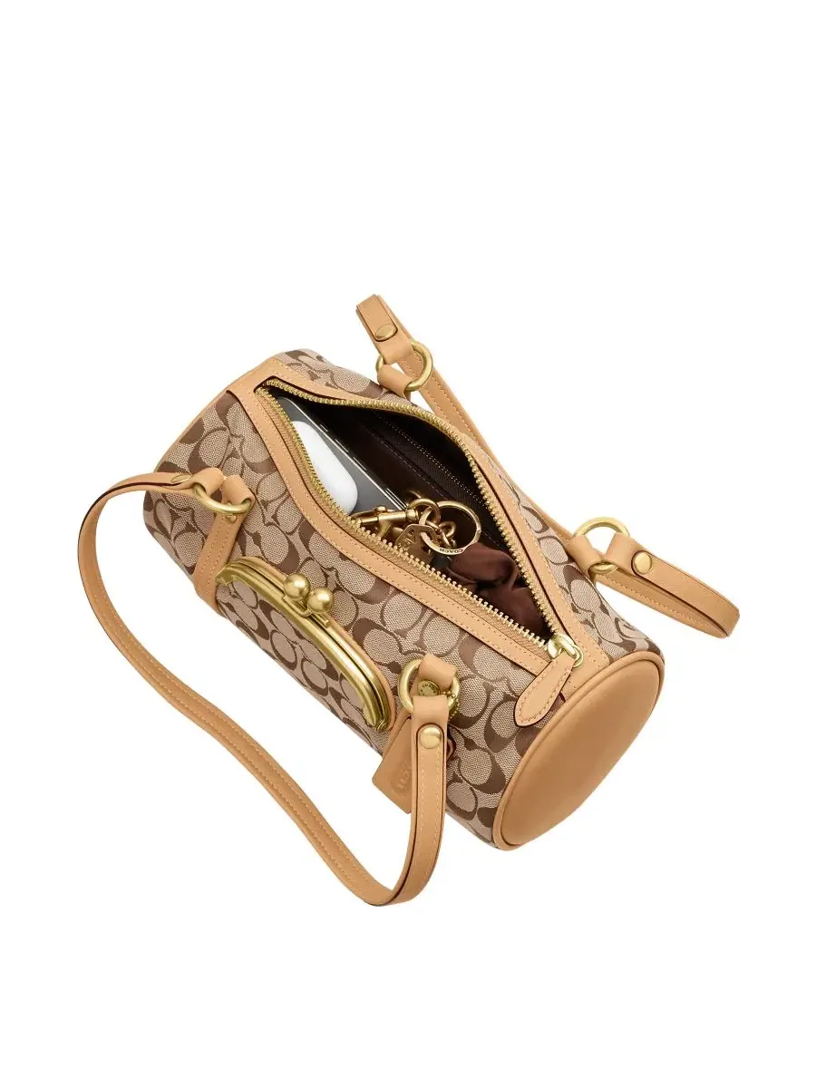 Сумка через плечо Kisslock Small Signature Jacquard Barrel Shoulder Bag 28 Coach — изображение 3 из 5, хаки светлый