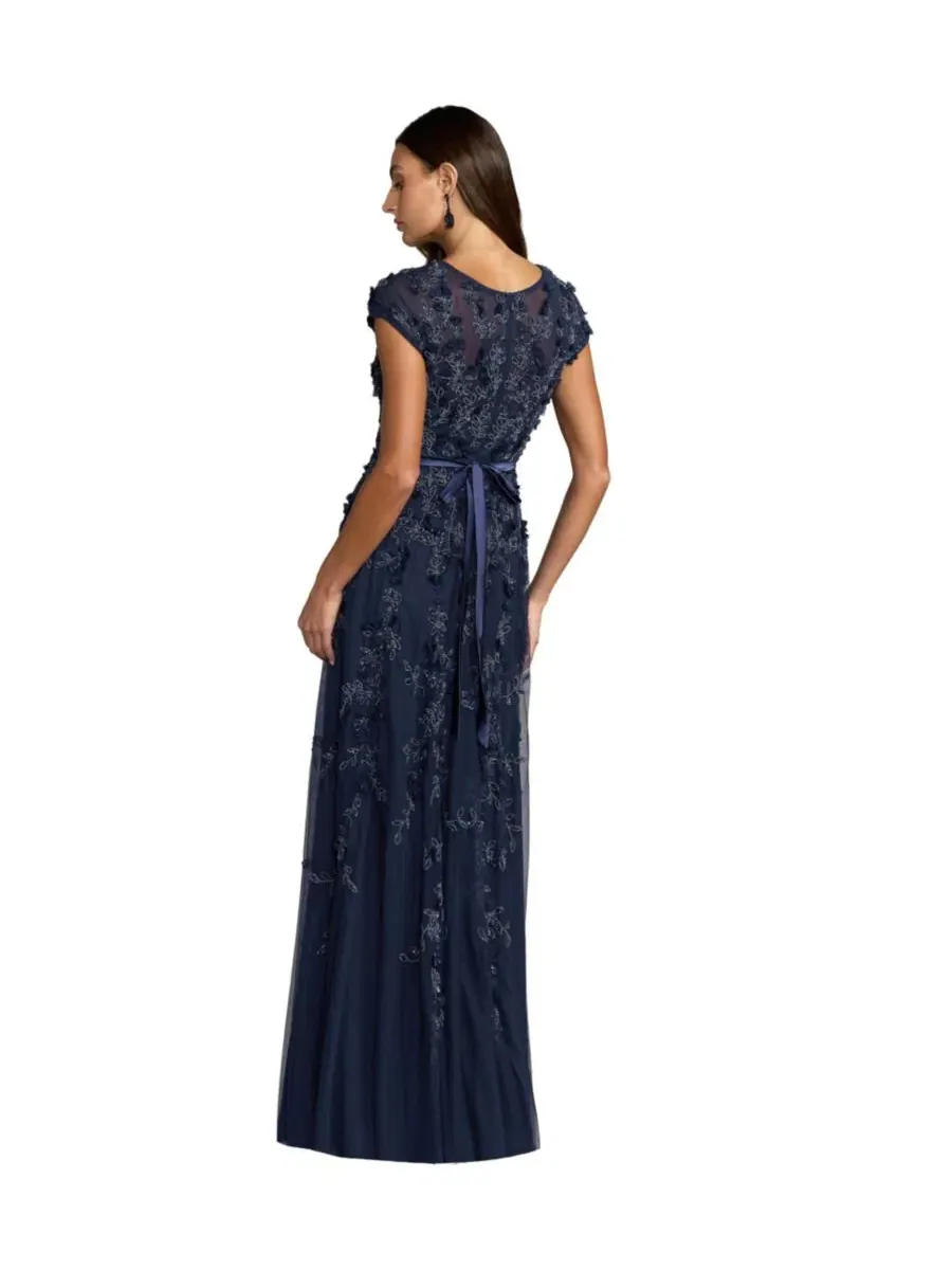 Вечернее платье с цветочной вышивкой и сеткой, модель Floral Embellished Short Sleeve Mesh Gown Mac — изображение 2 из 3