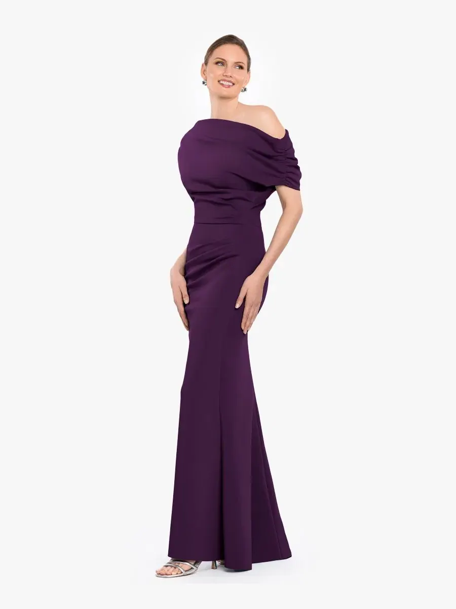 Вечернее платье с открытыми плечами и драпировкой, модель Off-The-Shoulder Ruched Scuba Long Dress — изображение 2 из 4
