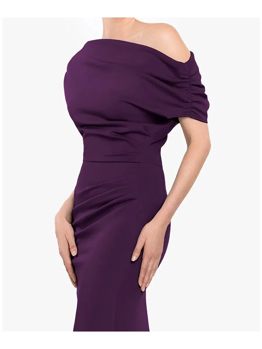 Вечернее платье с открытыми плечами и драпировкой, модель Off-The-Shoulder Ruched Scuba Long Dress — изображение 3 из 4