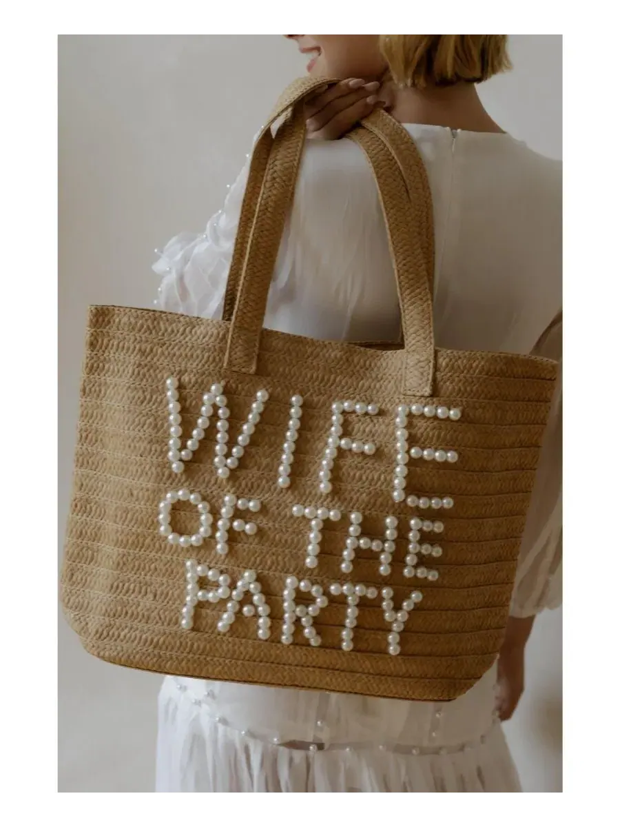 Сумка-шопер с жемчужной надписью Wife of the Party Untamed Petals — изображение 2 из 3, бежевый
