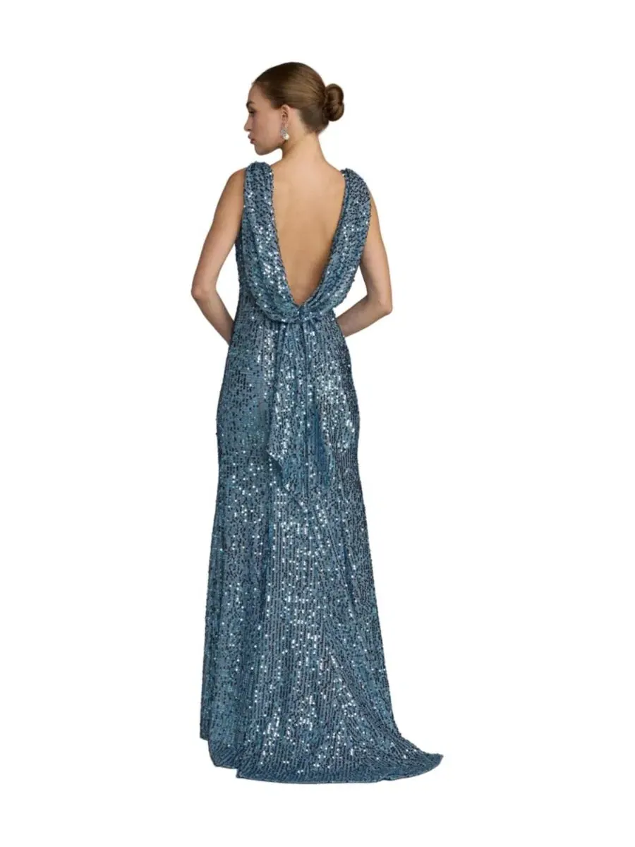 Вечернее платье без рукавов с пайетками, модель Petite Sleeveless Sequin Cowl Back Evening Gown Mac — изображение 2 из 3