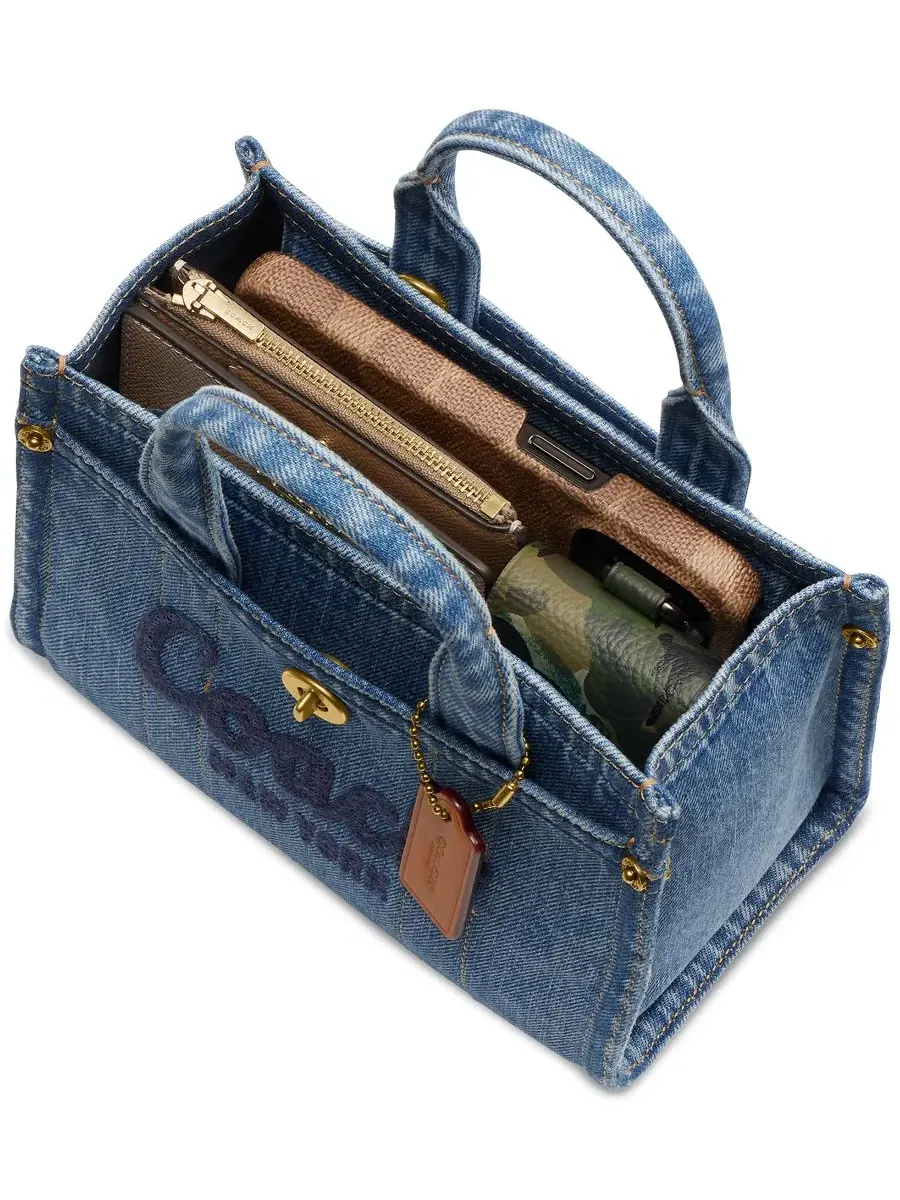 Мини-сумка-тоут из денима с вышитым логотипом, модель Cargo Tote 20 COACH — изображение 2 из 4, индиго