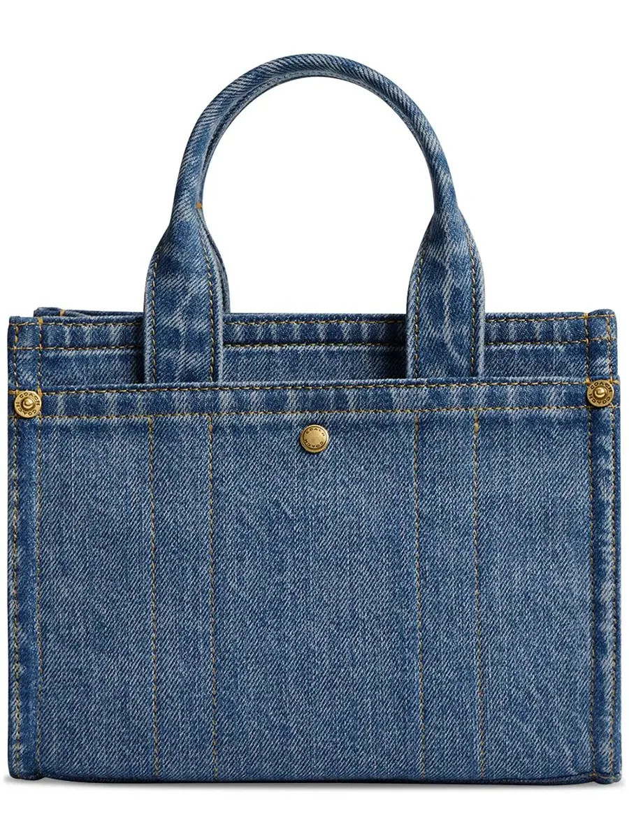 Мини-сумка-тоут из денима с вышитым логотипом, модель Cargo Tote 20 COACH — изображение 3 из 4, индиго