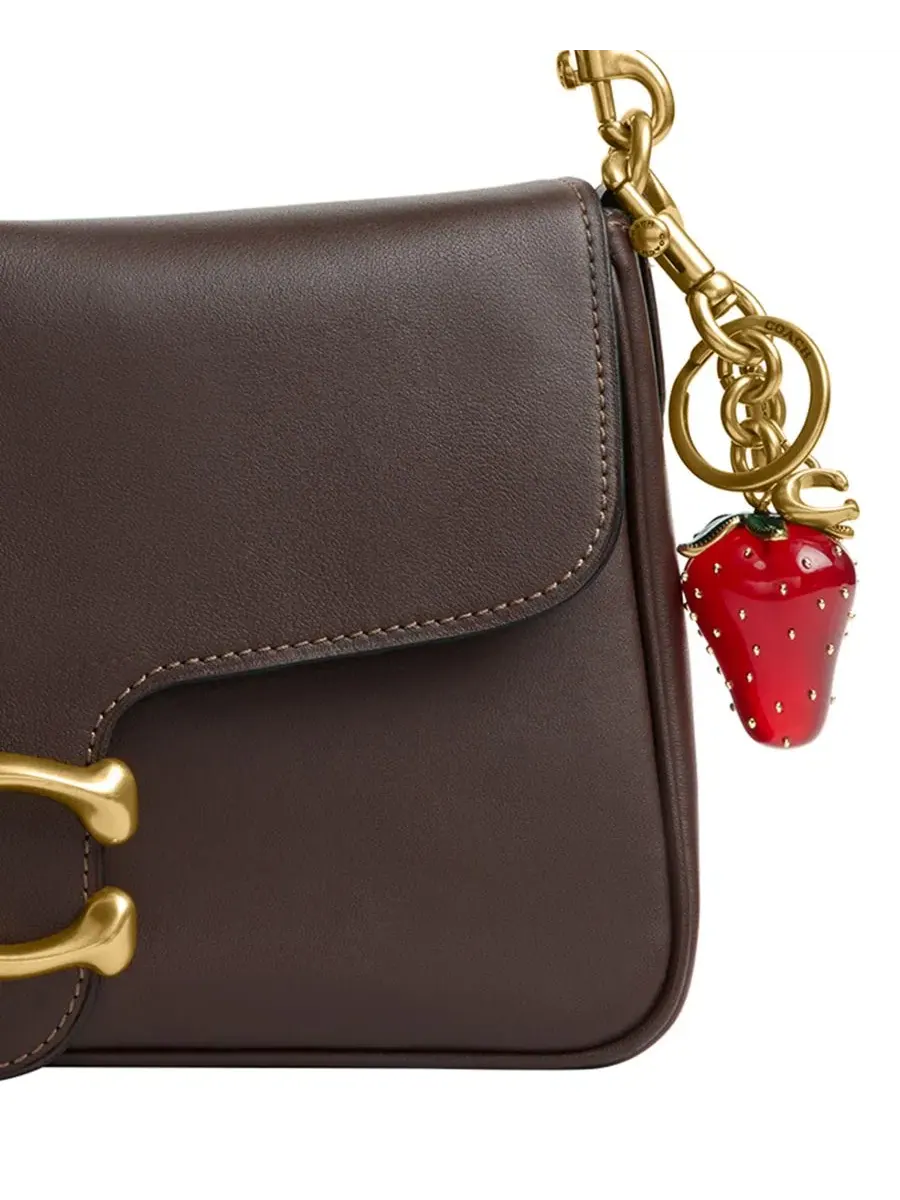 Брелок для сумки в виде клубники Coach — изображение 3 из 3, красный