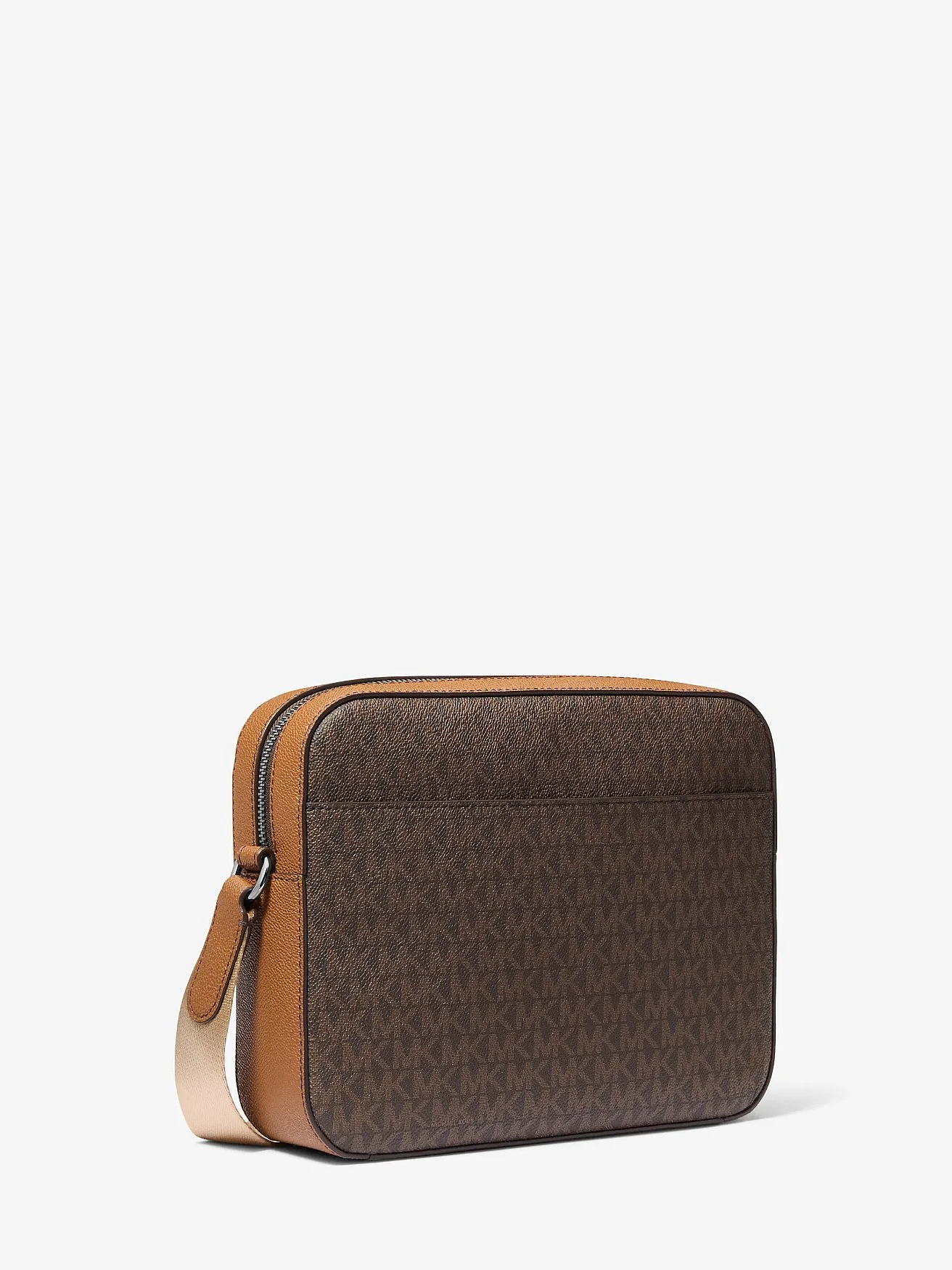 Сумка Michael Kors Jet Set в три четверти, видны боковые ремни и общие пропорции.