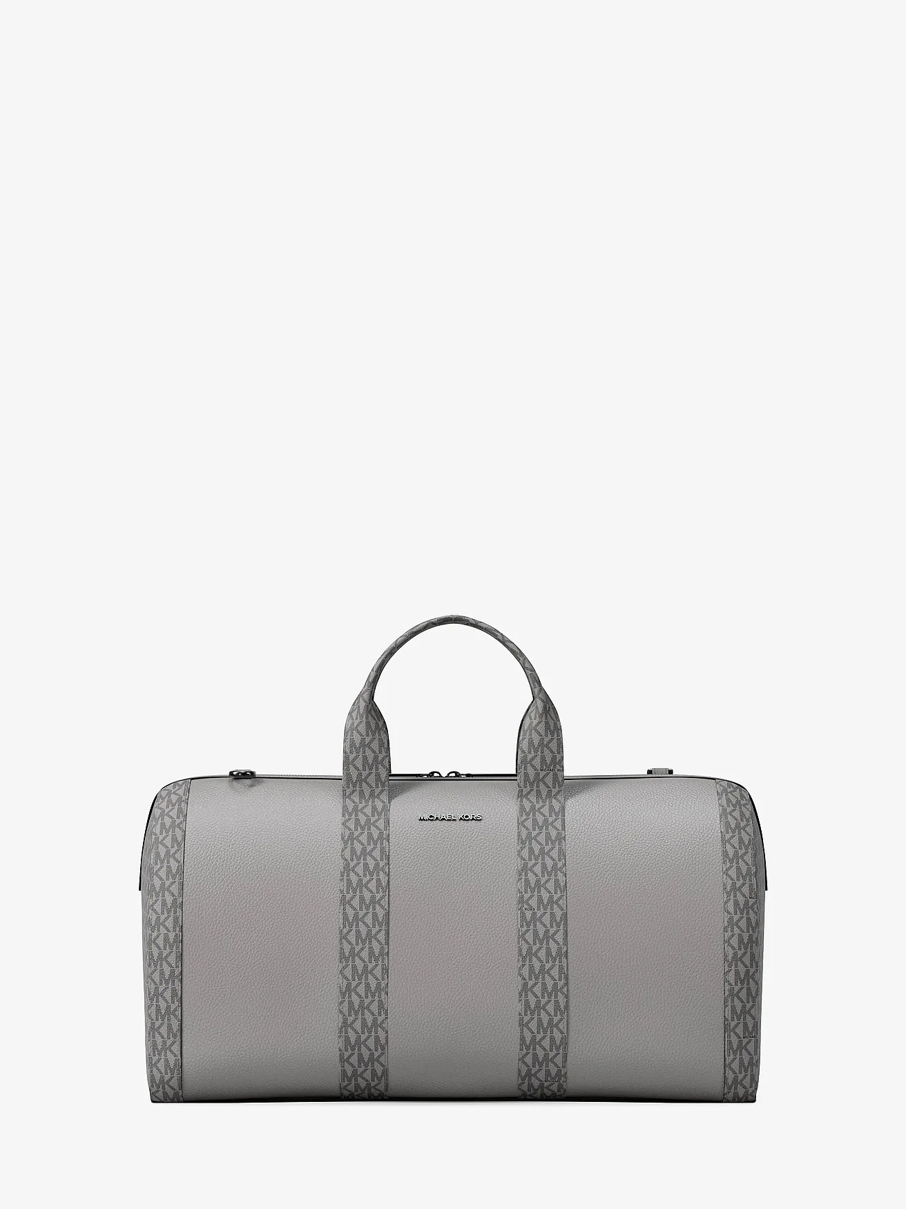 Серая дорожная сумка Michael Kors Cooper с сигнатурным принтом, вид спереди.