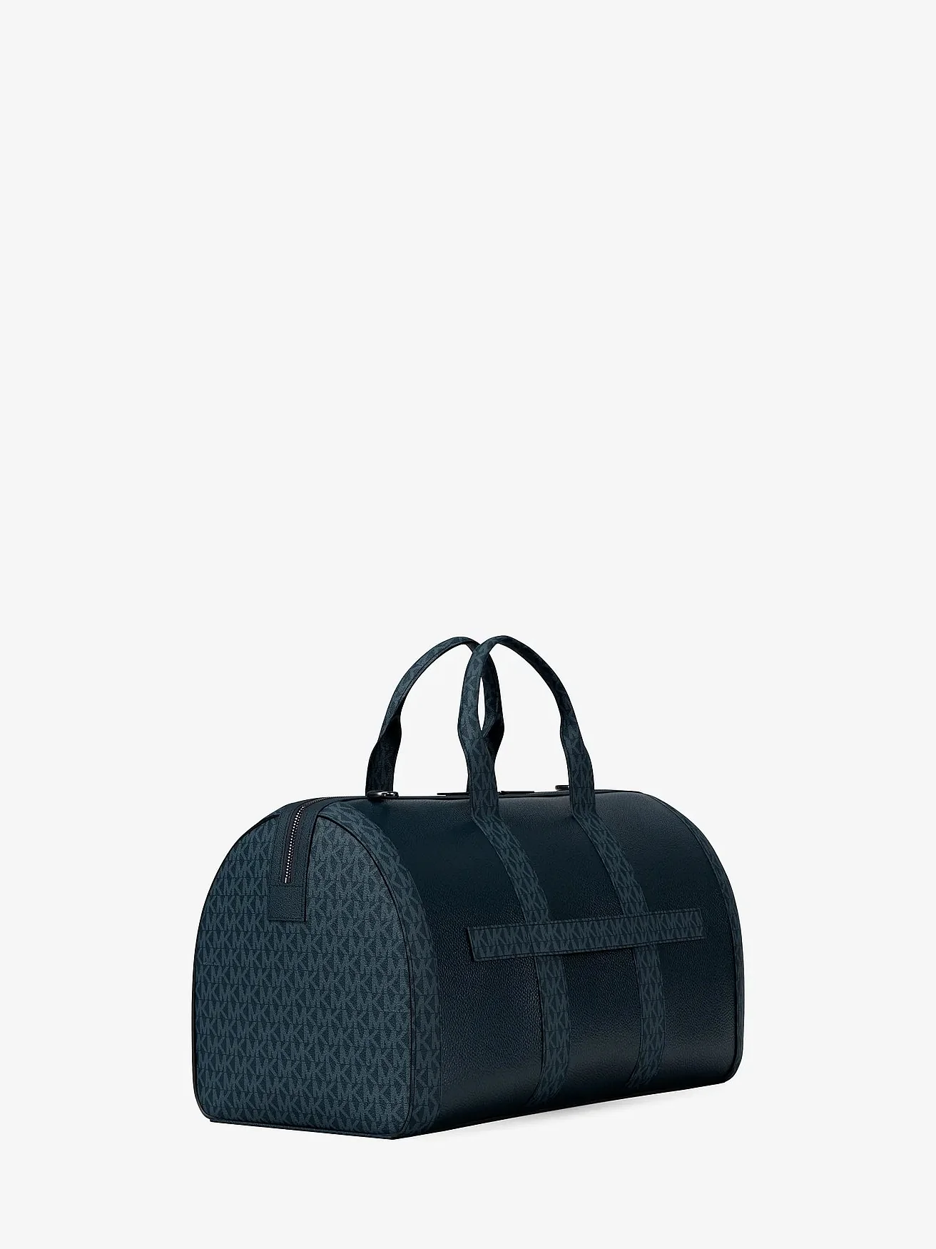 Дорожная сумка Michael Kors Cooper в профиль, демонстрирует структурированную форму и пропорции.