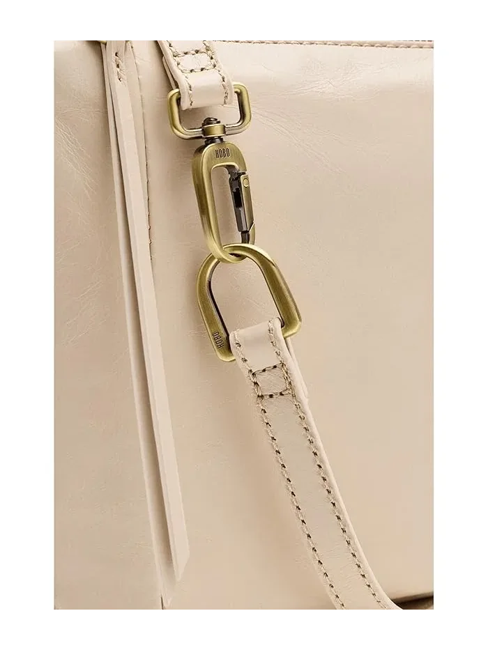 Сумка-кроссбоди Darcy Carryall HOBO — изображение 4 из 5, белый