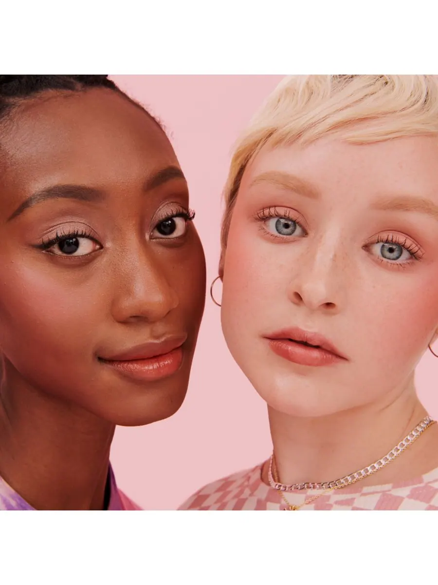 Мини-румяна WANDERful World Silky-Soft Powder Blush Benefit Cosmetics, цвет shellie mini — изображение 9 из 10