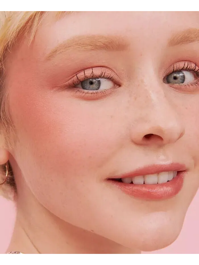 Мягкие шелковистые пудровые румяна WANDERful World Mini Benefit Cosmetics — изображение 4 из 11
