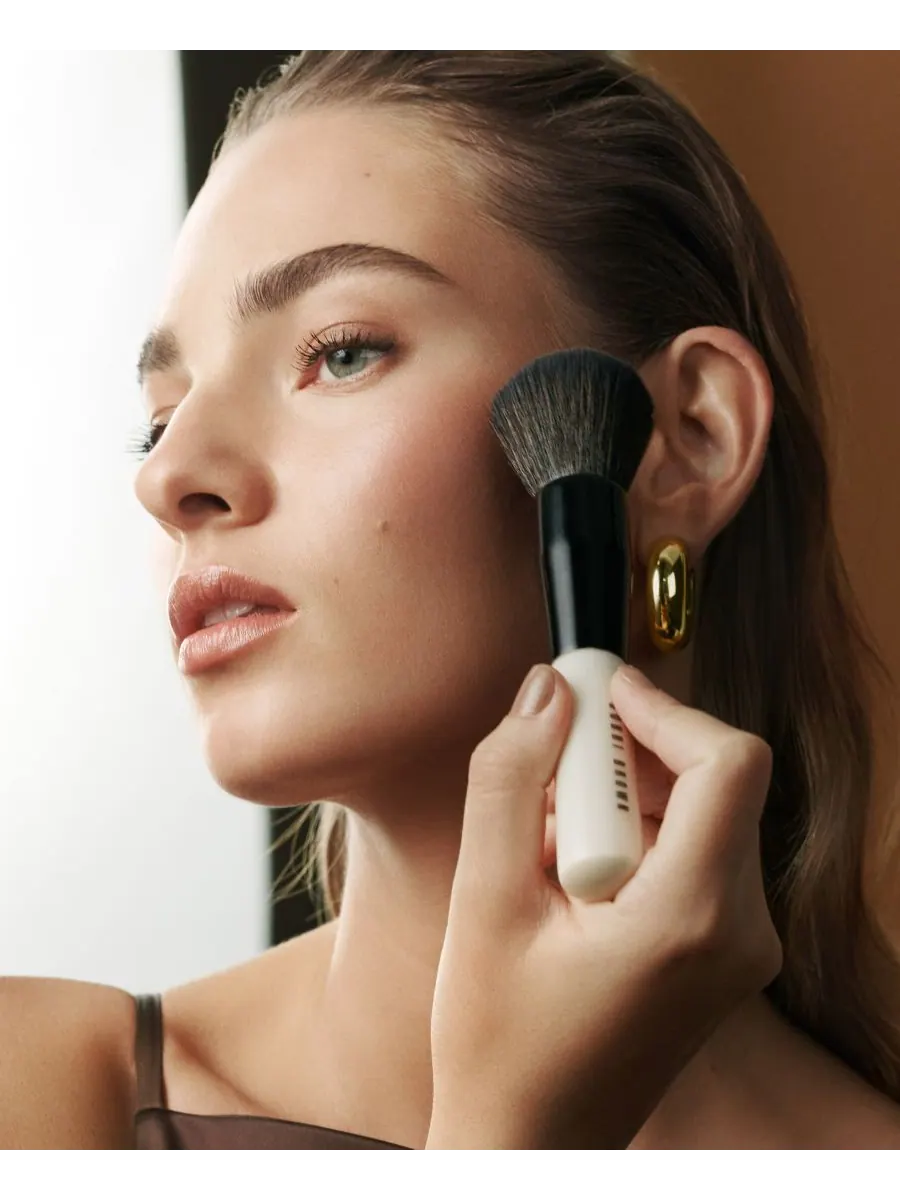 Матовая бронзирующая пудра Bobbi Brown — изображение 7 из 9