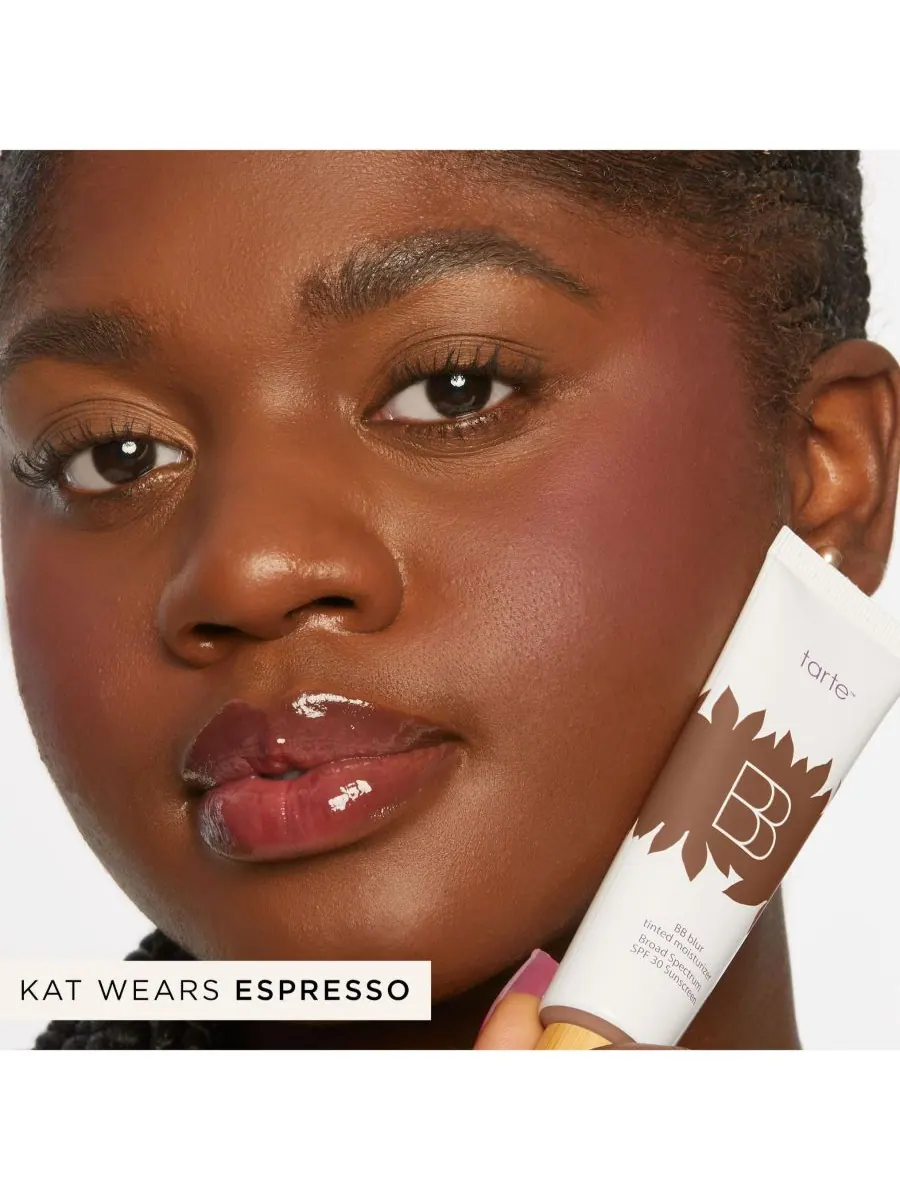 BB Blur Tinted Moisturizer - солнцезащитный крем широкого спектра действия с SPF 30 Tarte, цвет rich — изображение 6 из 9