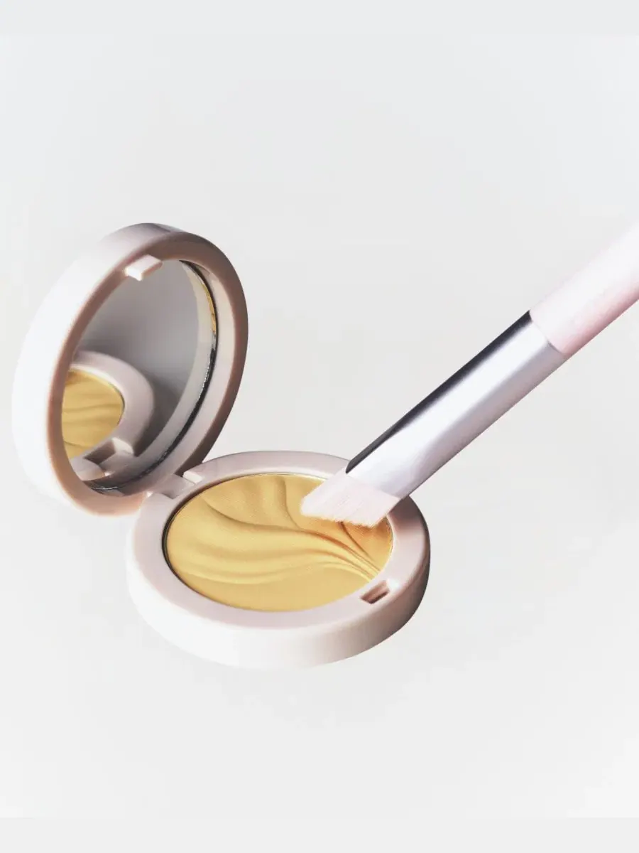 Пудра для области вокруг глаз Kylie Cosmetics Undereye Brightening Powder — изображение 3 из 9