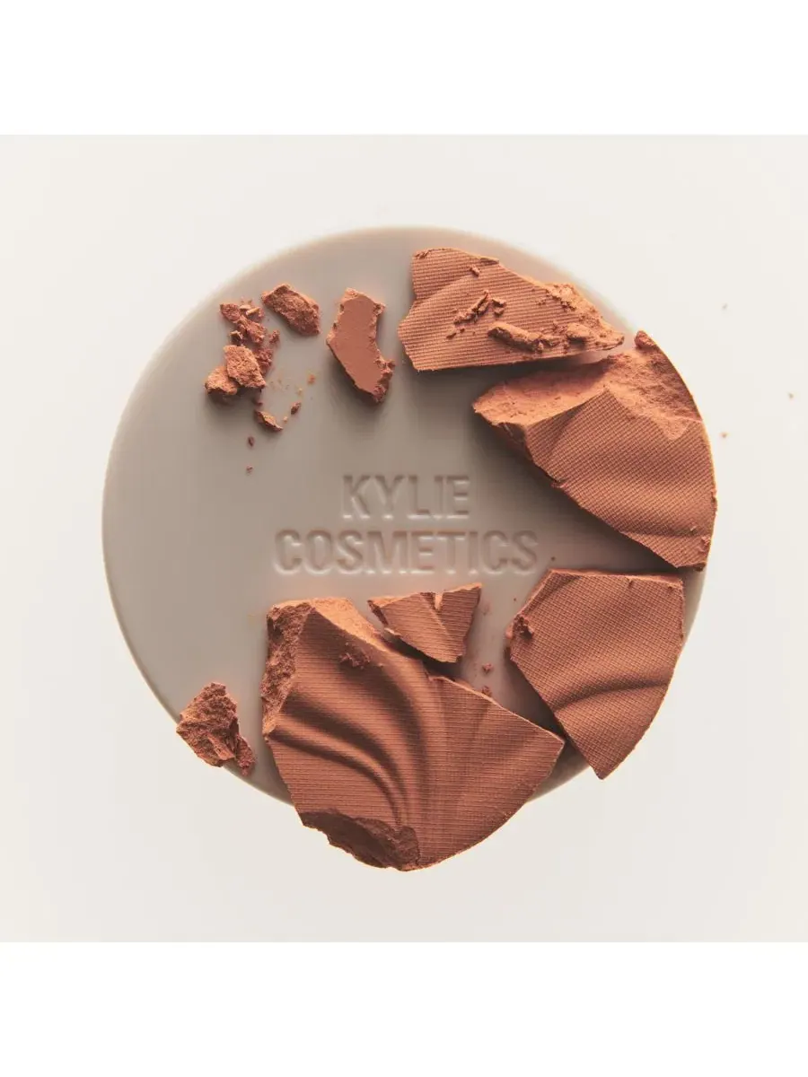 Пудра для области вокруг глаз Kylie Cosmetics Undereye Brightening Powder — изображение 7 из 9