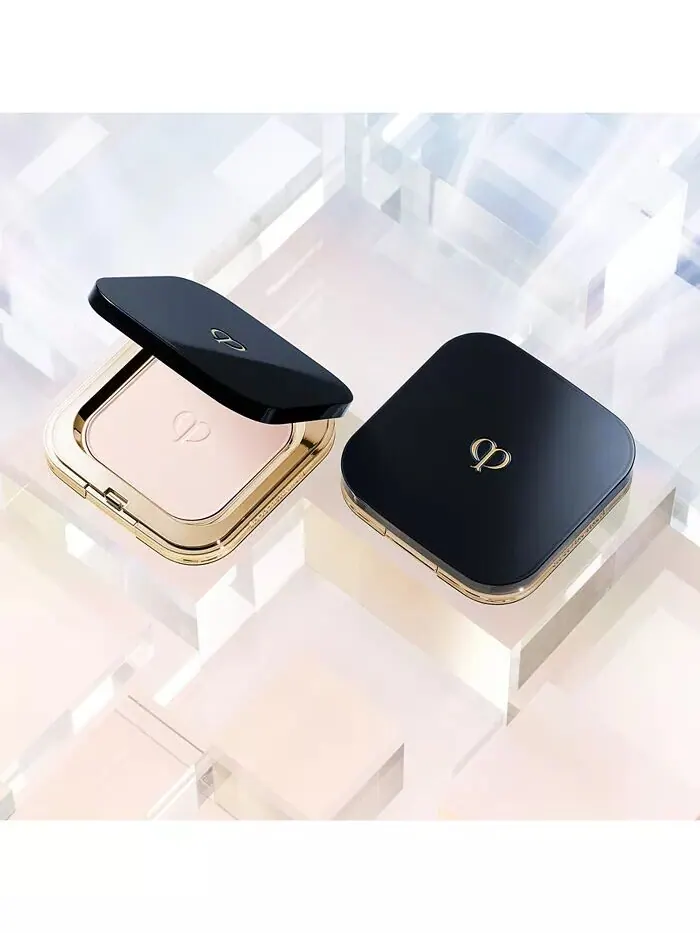 Рафинирование прессованного порошка Clé De Peau Beauté — изображение 3 из 5