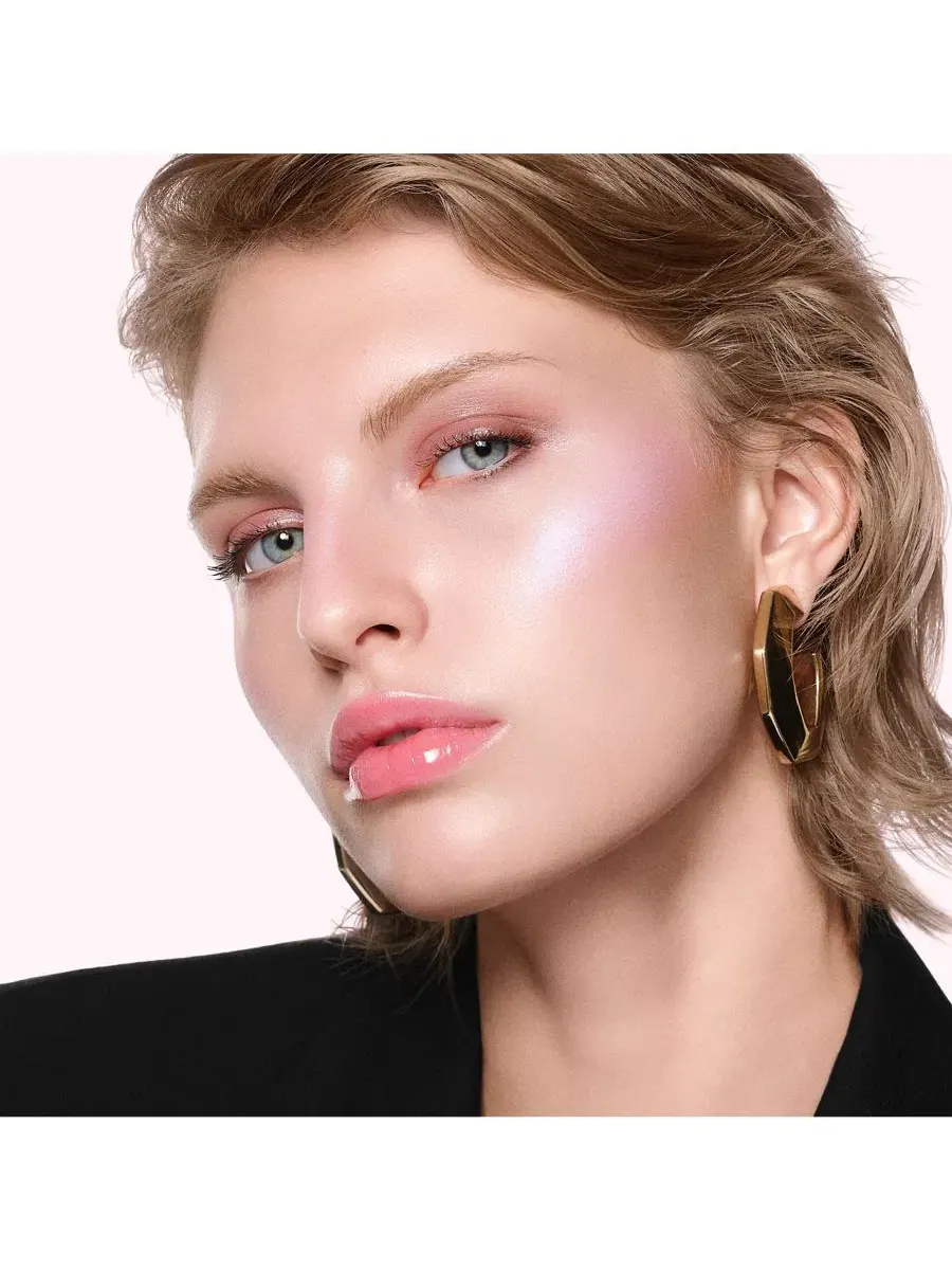 Хайлайтер в пудре с эффектом сияния Prisme Libre Strobing and Illuminating Highlighter Powder — изображение 7 из 9