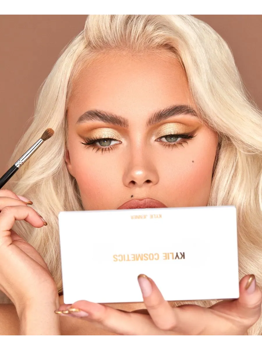 Палитра прессованной пудры Kylie Cosmetics — изображение 9 из 10