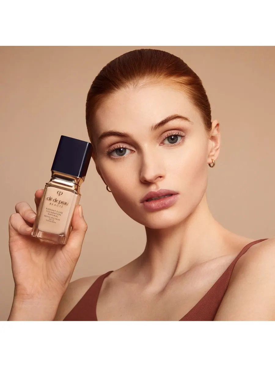 Тональный крем Radiant Fluid Foundation Natural SPF 25 Clé de Peau Beauté — изображение 5 из 10