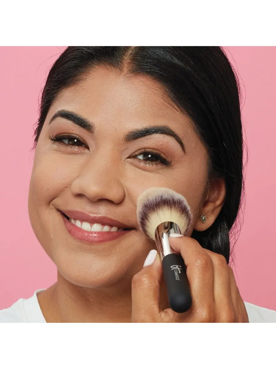 Прессованная полупрозрачная фиксирующая пудра Bye Bye Pores IT Cosmetics — изображение 6 из 10