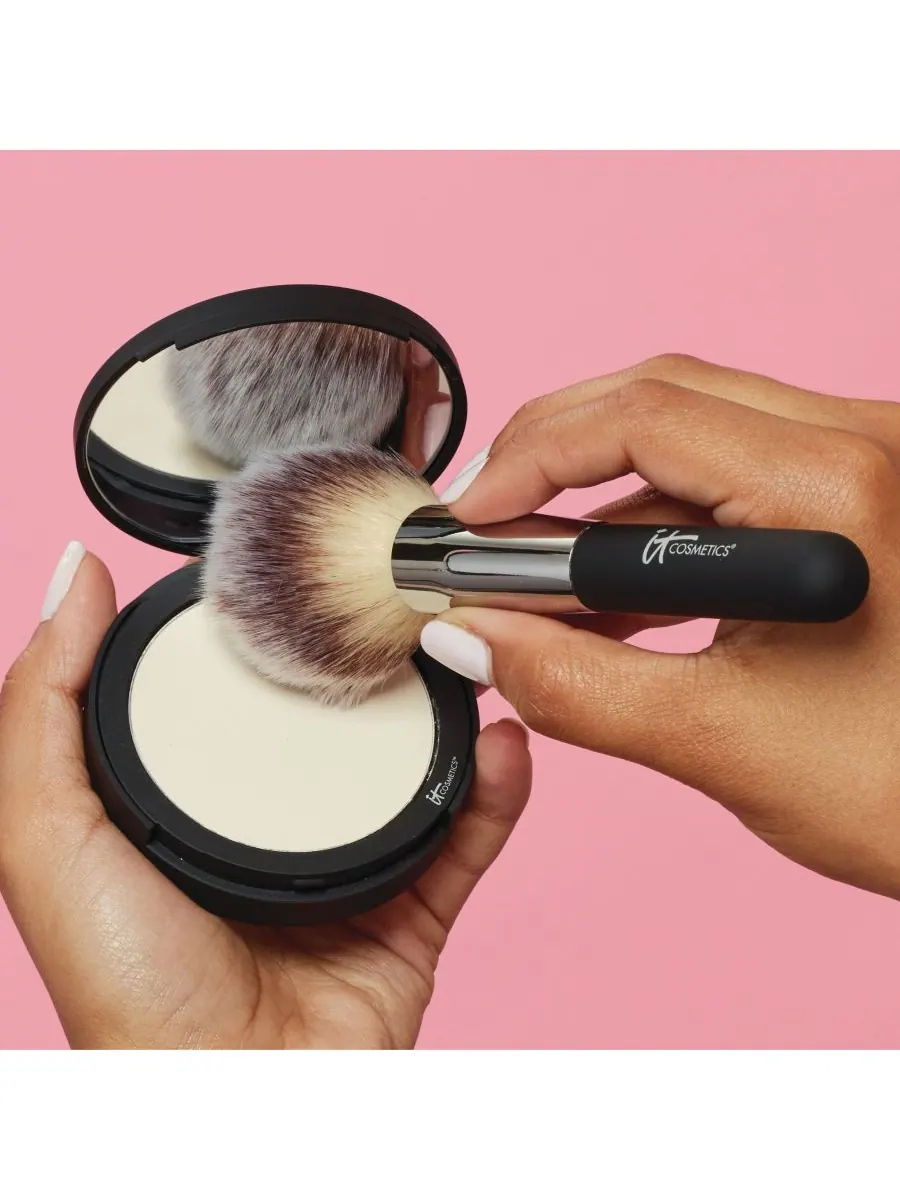 Прессованная полупрозрачная фиксирующая пудра Bye Bye Pores IT Cosmetics — изображение 7 из 10