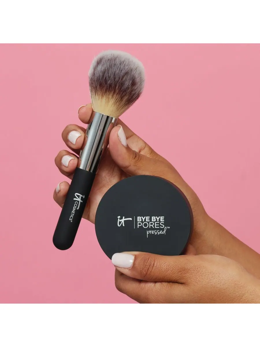 Прессованная полупрозрачная фиксирующая пудра Bye Bye Pores IT Cosmetics — изображение 8 из 10
