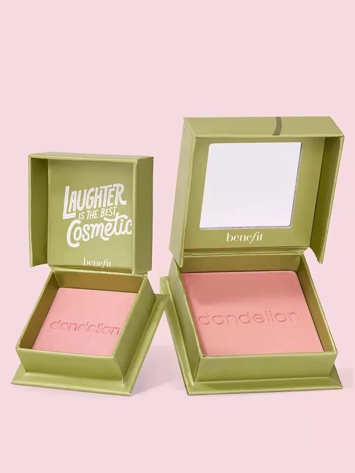 Мягкие шелковистые пудровые румяна WANDERful World Benefit Cosmetics, цвет Moone (Deep Berry) — изображение 11 из 12