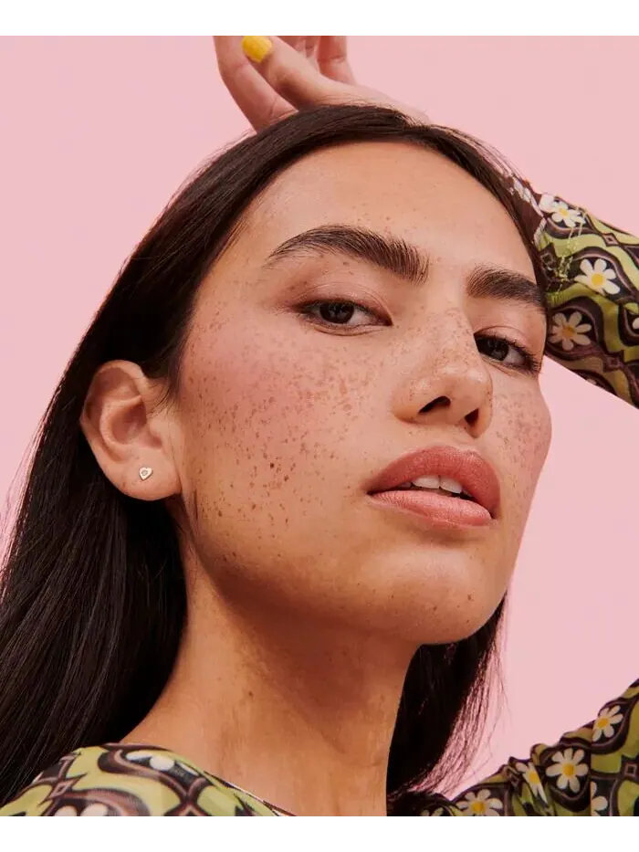 Мягкие шелковистые пудровые румяна WANDERful World Benefit Cosmetics, цвет Moone (Deep Berry) — изображение 3 из 12