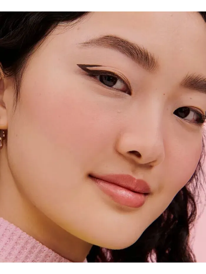 Мягкие шелковистые пудровые румяна WANDERful World Benefit Cosmetics, цвет Moone (Deep Berry) — изображение 5 из 12