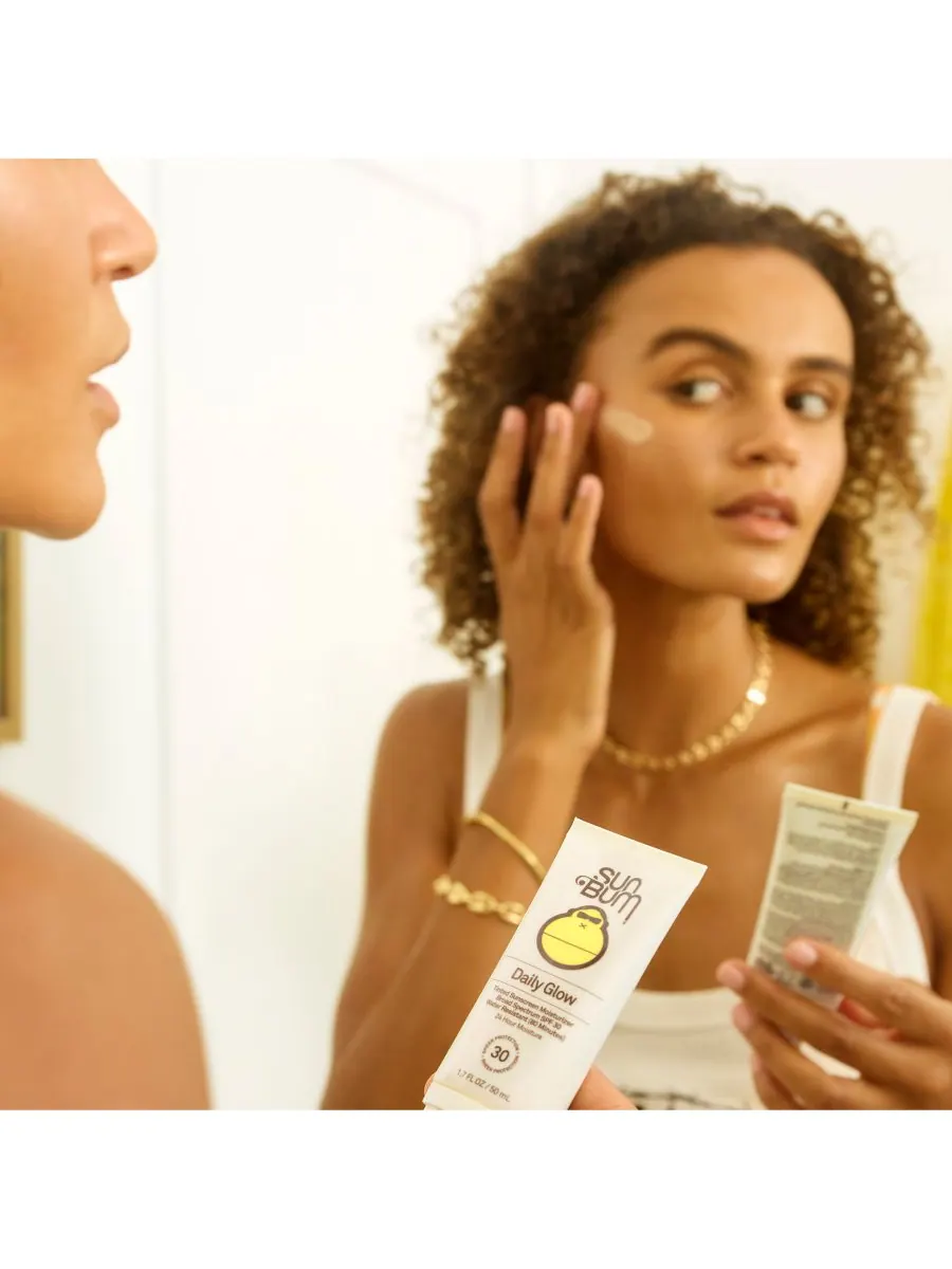 Увлажняющий солнцезащитный крем с тонирующим эффектом Daily Glow SPF 30, 1,7 унции Sun Bum, — изображение 2 из 6