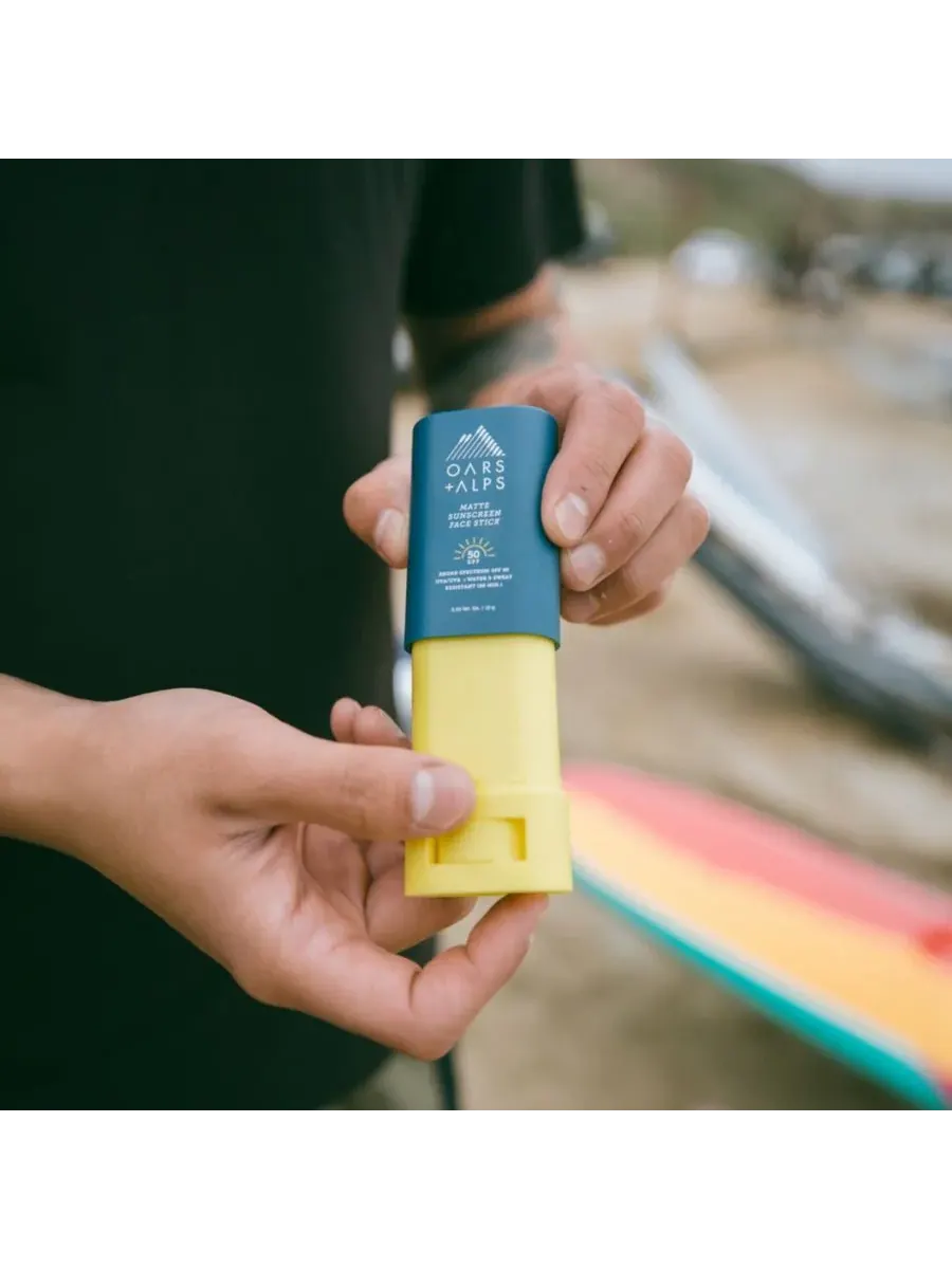 Oars + Alps Матирующий солнцезащитный стик для лица SPF 50, 0,53 унции — изображение 5 из 10