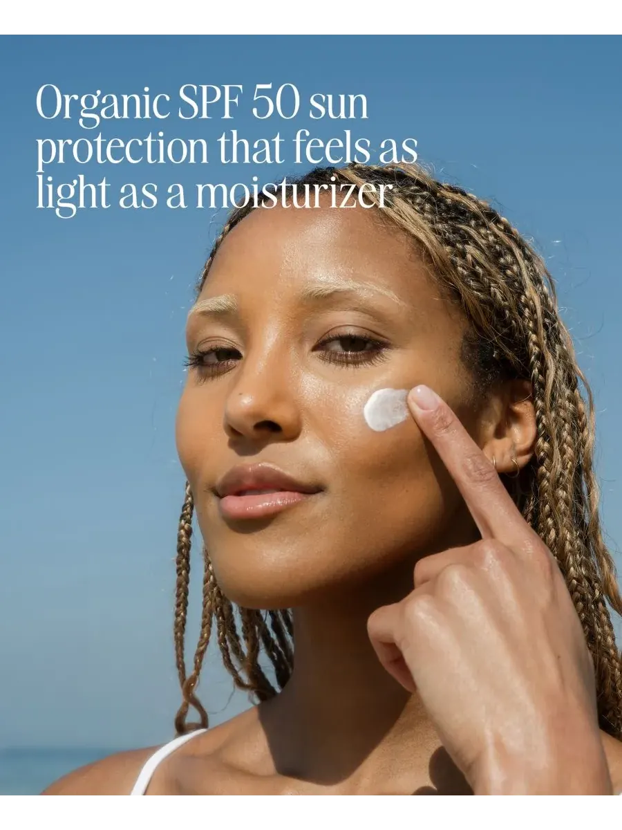 COOLA Классический солнцезащитный лосьон для лица SPF 50, 0,85 унции — изображение 3 из 5