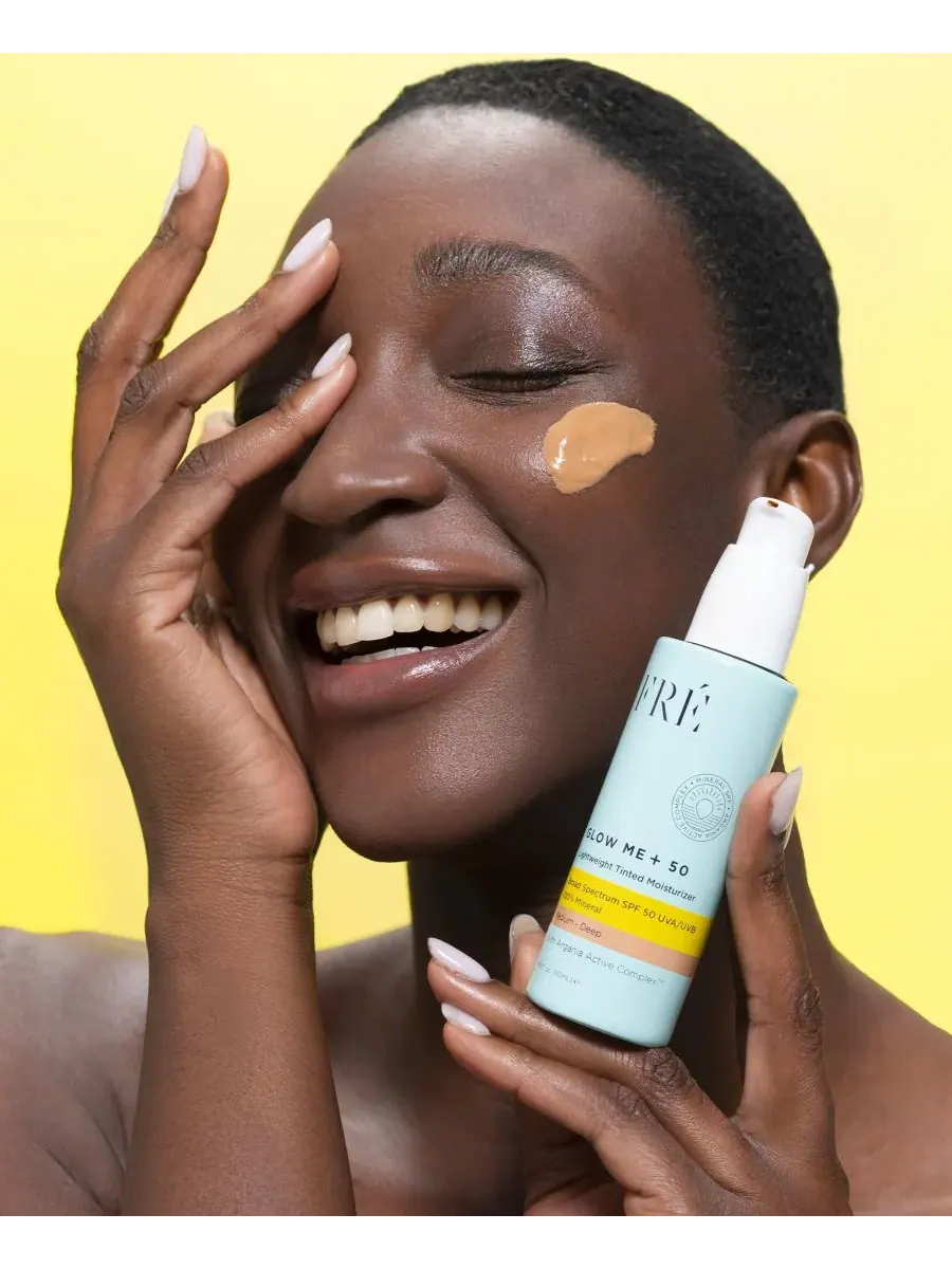 GLOW ME + 50 Легкий тонирующий увлажняющий крем с минеральными частицами, SPF 50, 1,69 унции FRE — изображение 2 из 9