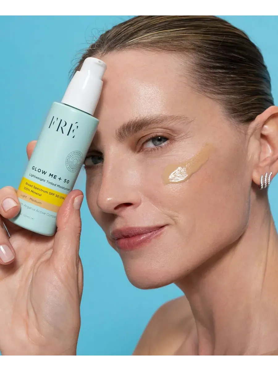 GLOW ME + 50 Легкий тонирующий увлажняющий крем с минеральными частицами, SPF 50, 1,69 унции FRE — изображение 6 из 9