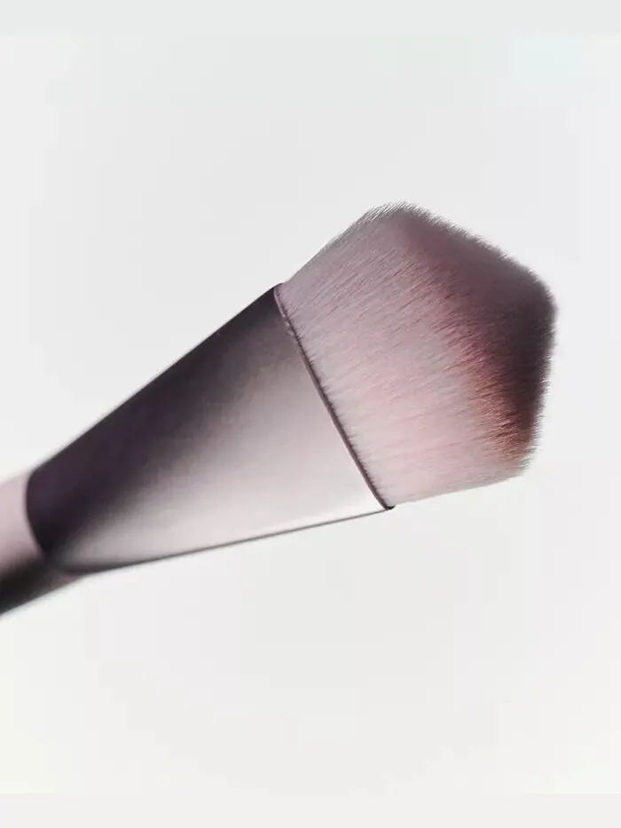 Кисть для оттенка кожи Kylie Cosmetics — изображение 2 из 4