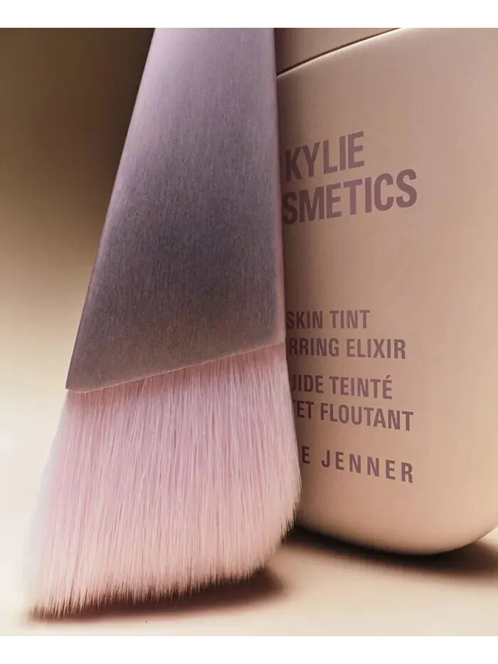 Кисть для оттенка кожи Kylie Cosmetics — изображение 4 из 4