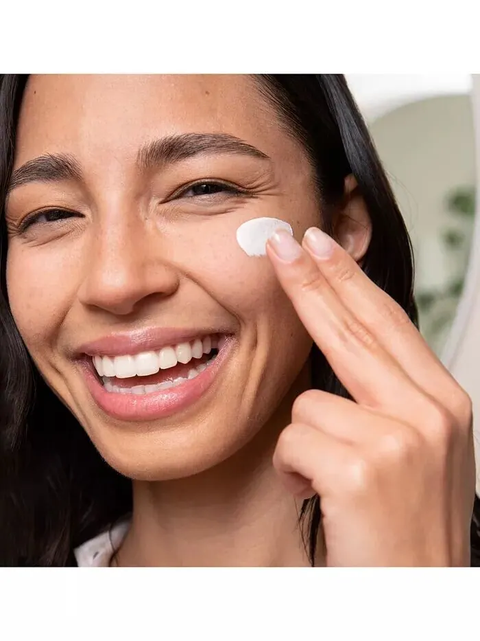 Dew Good Осветляющая сыворотка с солнцезащитным кремом SPF 30 Coola — изображение 8 из 9