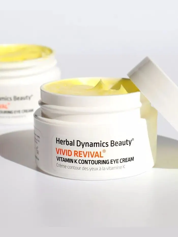 Осветляющий крем для век с витамином К и зеленым чаем Herbal Dynamics Beauty — изображение 2 из 6
