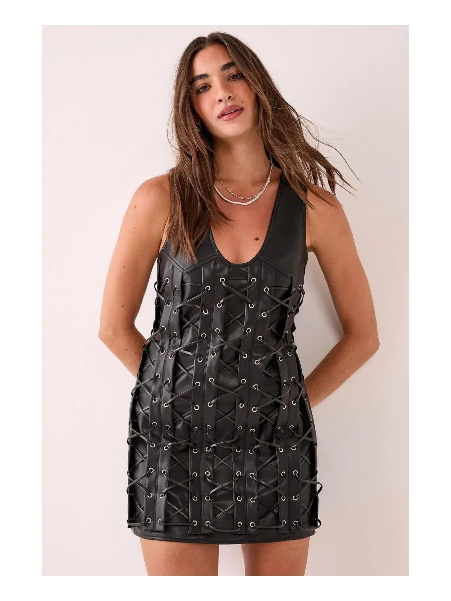 Женское мини-платье из искусственной кожи с люверсами и шнуровкой Nasty Gal — черный