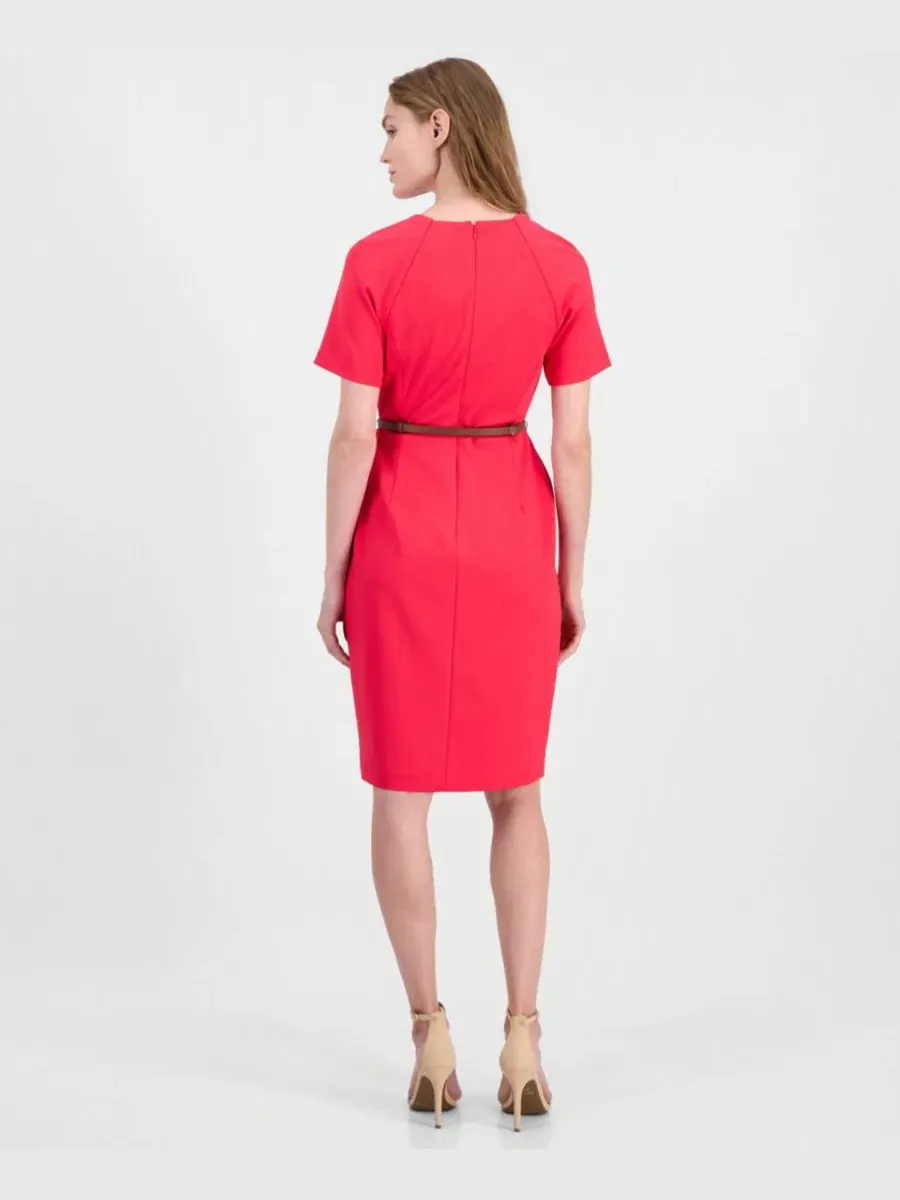 Платье-футляр Anne Klein с поясом — изображение 2 из 3, гренадин