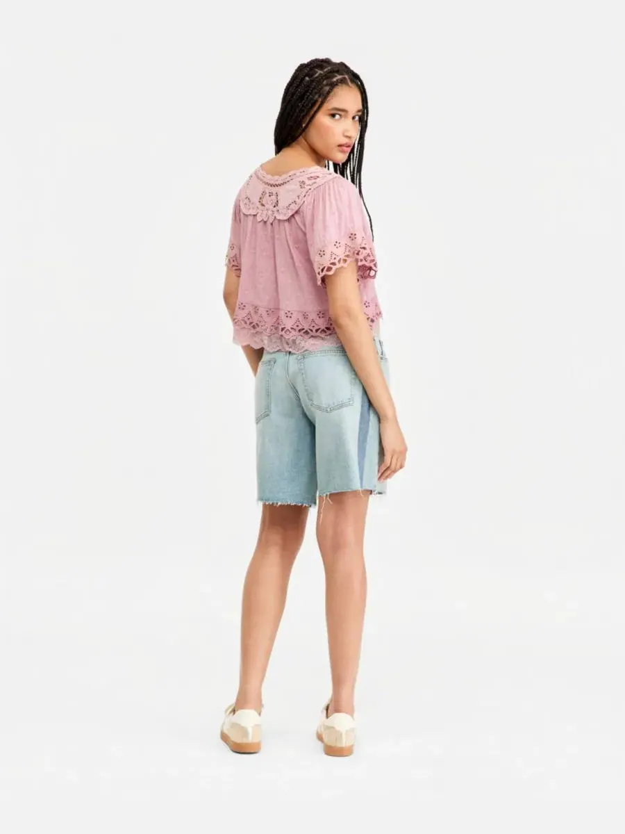 Блузка с кружевной отделкой Battenberg, с вырезом лодочкой Lucky Brand — изображение 6 из 7, розовый