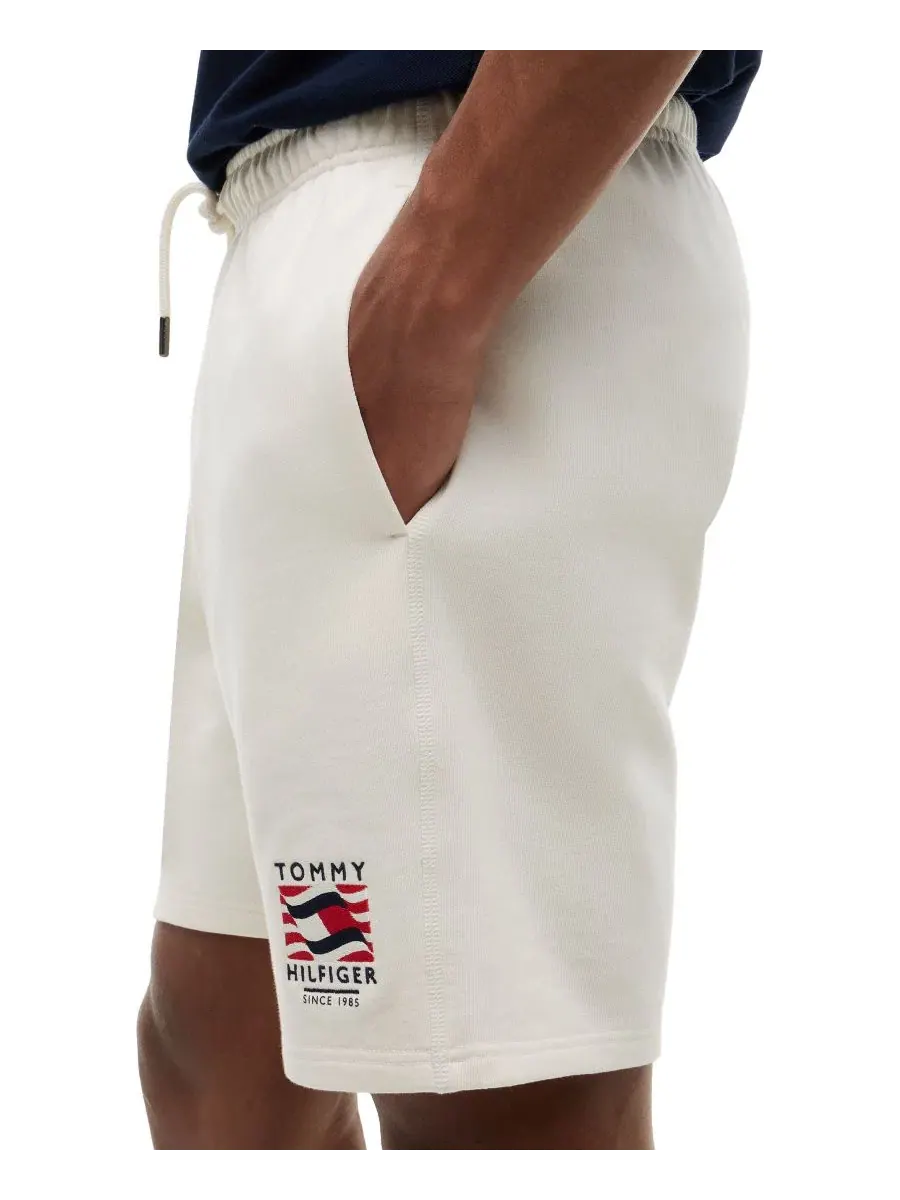 Шорты с принтом Box Flag Tommy Hilfiger — изображение 3 из 4, слоновая кость