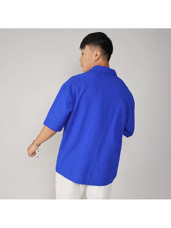 Мужская рубашка оверсайз Royal Blue с геометрическим принтом и фактурной тканью Campus Sutra — изображение 2 из 7, синий