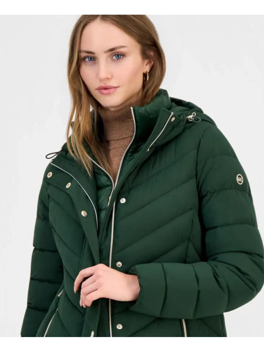 Женское стеганое пальто-пуховик с капюшоном и биби Michael Kors — изображение 2 из 3, мох