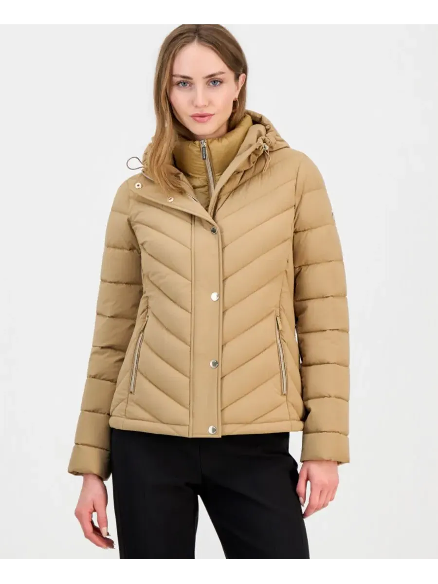 Женское стеганое пальто-пуховик с капюшоном, модель Hooded Bibbed Packable Puffer Coat Michael — изображение 1 из 5