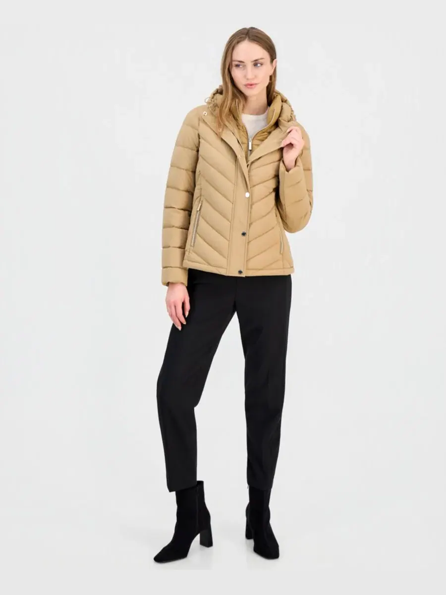 Женское стеганое пальто-пуховик с капюшоном, модель Hooded Bibbed Packable Puffer Coat Michael — изображение 2 из 5