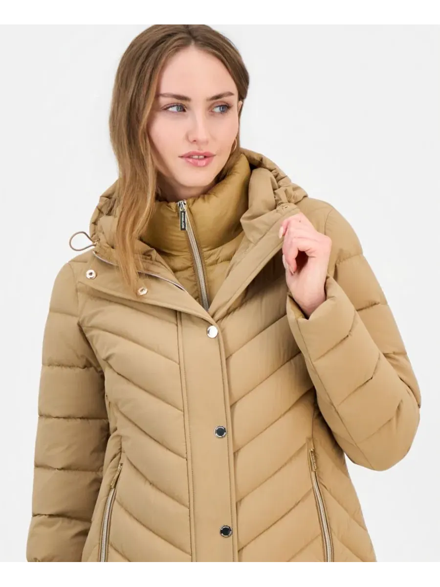 Женское стеганое пальто-пуховик с капюшоном, модель Hooded Bibbed Packable Puffer Coat Michael — изображение 3 из 5